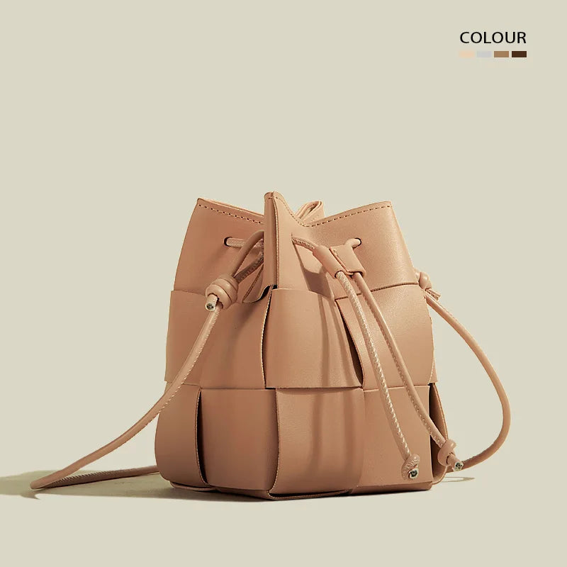 Women's woven bucket bag